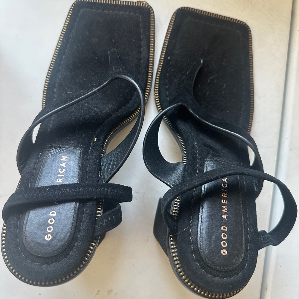 Good American Black Velvet Strappy Sandals Size 7
